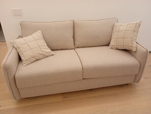 Appartamento Deluxe, vista città | Area soggiorno | TV 40 pollici con canali digitali