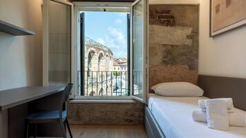 Appartamento, 2 camere da letto | Una scrivania, ferro/asse da stiro, Wi-Fi gratuito, lenzuola