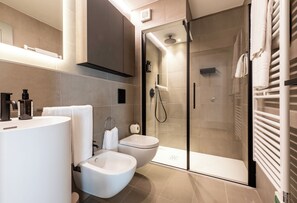 Shower, hair dryer, towels, soap - Residenza Wega (Verona)