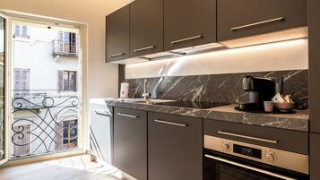 Full-size fridge, microwave, oven, stovetop