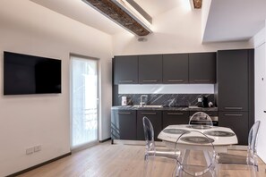 Großer Kühlschrank, Mikrowelle, Ofen, Herdplatte