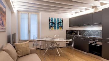 Apartment, 2 Schlafzimmer | Eigene Küche | Großer Kühlschrank, Mikrowelle, Ofen, Herdplatte