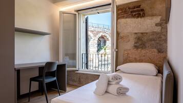 Appartement, 2 slaapkamers | Een bureau, een strijkplank/strijkijzer, gratis wifi, beddengoed