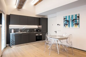 大型冰箱、微波爐、烤箱、爐台