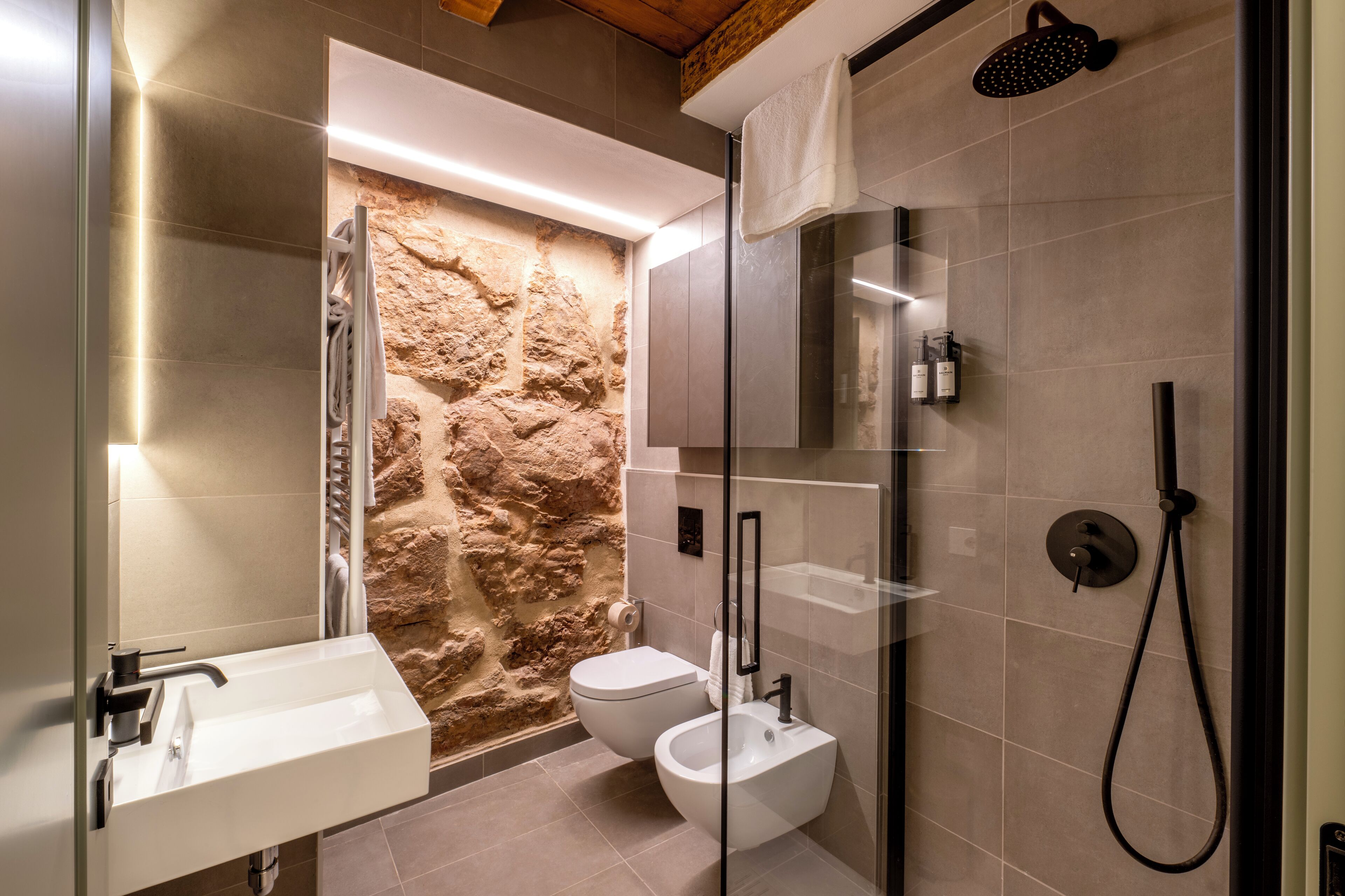 Deluxe-Apartment, Stadtblick | Badezimmer | Dusche, Haartrockner, Handtücher, Seife