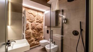 Deluxe-Apartment, Stadtblick | Badezimmer | Dusche, Haartrockner, Handtücher, Seife