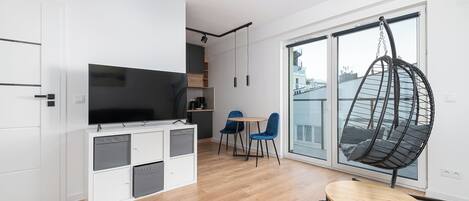 Studio phong cách cổ điển, ban công | Bộ đồ giường kháng dị ứng, bàn ủi/dụng cụ ủi quần áo