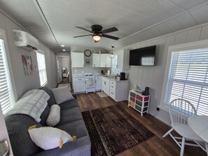 TV - Romantic Country Hideaway (Big Cabin)