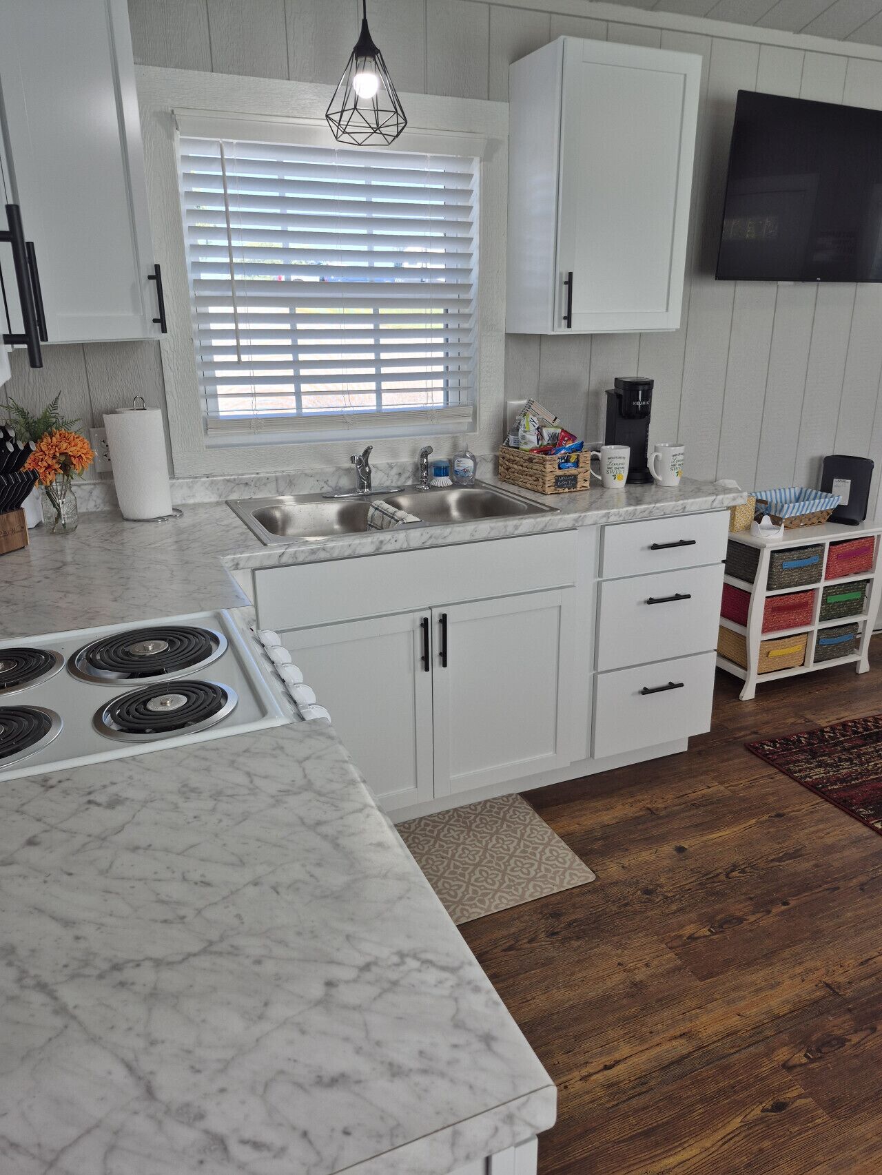 Jääkaappi, mikroaaltouuni, uuni, liesi