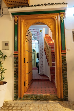 Vista frontal de la propiedad