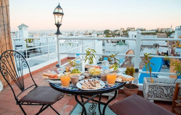 Desayuno típico de la región gratuito y diario