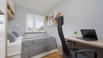 2 bedrooms, desk, iron/ironing board, WiFi