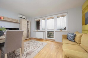 TV, offices - Strzeleckiego 6 Warsaw | Comfortable Apartment | Air Conditioning | Balcony (Warszawa)