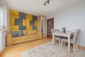 TV, offices - Strzeleckiego 6 Warsaw | Comfortable Apartment | Air Conditioning | Balcony (Warszawa)