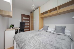 2 bedrooms, desk, iron/ironing board, WiFi