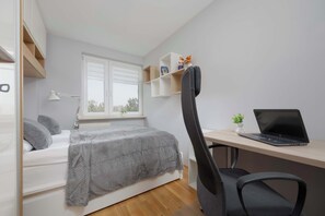 Desk, iron/ironing board, WiFi, bed sheets