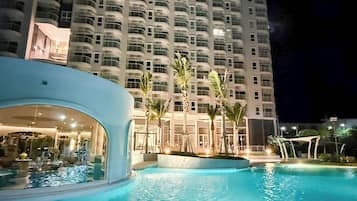 Outdoor pool, a heated pool