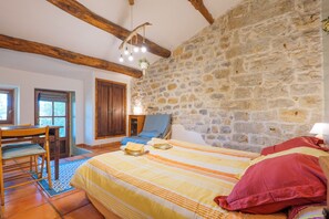 Tabla de planchar con plancha y ropa de cama