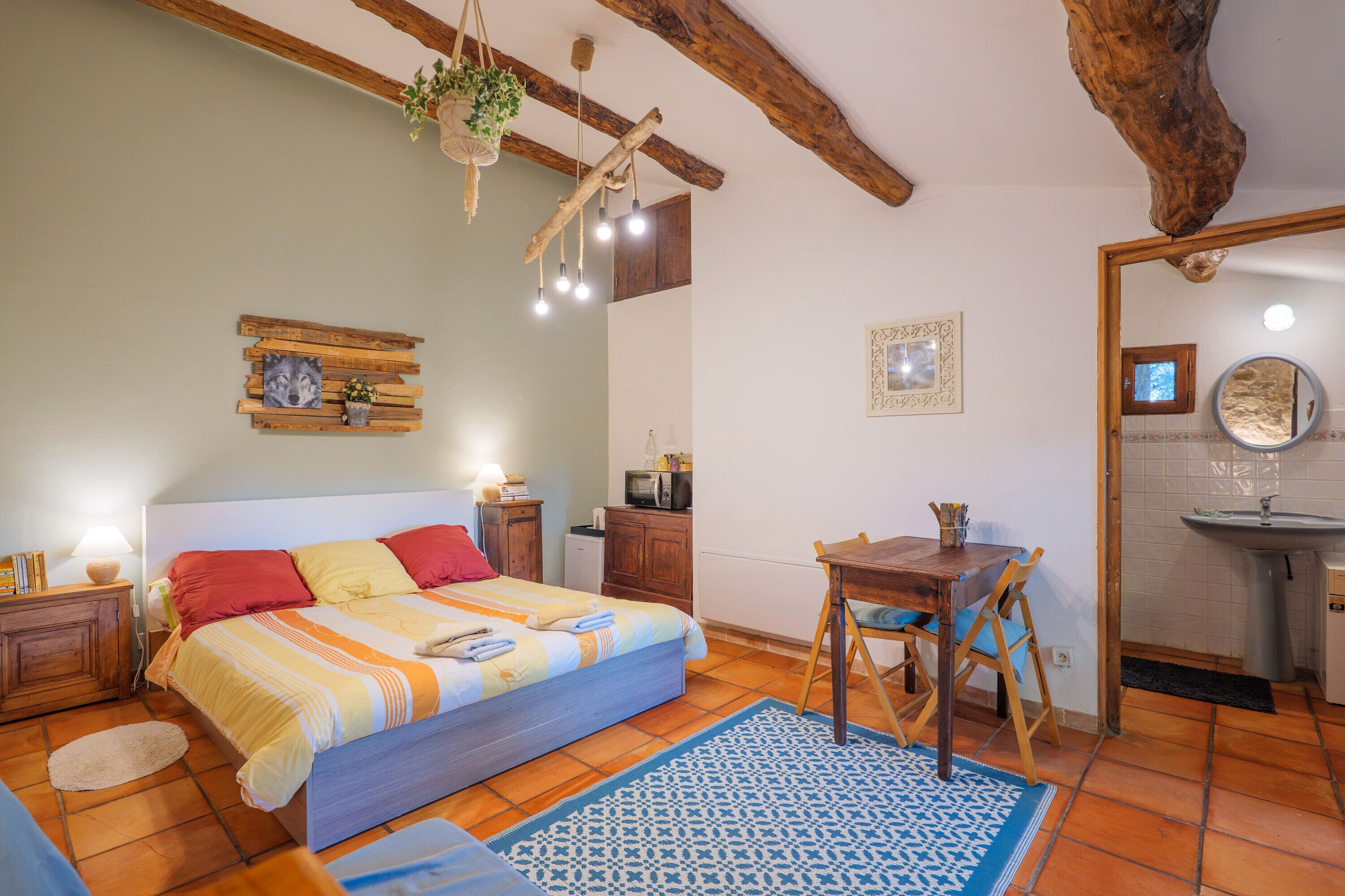 1 chambre, fer et planche à repasser, draps fournis