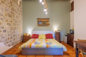 1 habitación, tabla de planchar con plancha y ropa de cama 