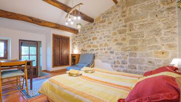 1 chambre, fer et planche à repasser, draps fournis