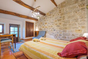 1 habitación, tabla de planchar con plancha y ropa de cama 