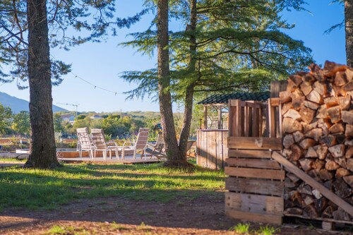 Chambre d'hôtes 'Chambre La Louve' avec vue sur la montagne, piscine privée et terrasse privée