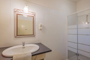 Douche, serviettes fournies