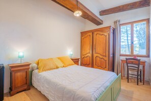 2 chambres, fer et planche à repasser, draps fournis