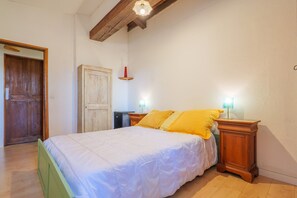 2 bedrooms, iron/ironing board, bed sheets