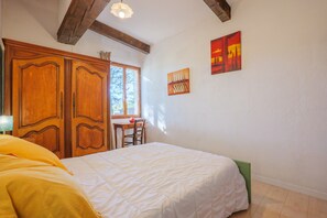 2 slaapkamers, een strijkplank/strijkijzer, beddengoed