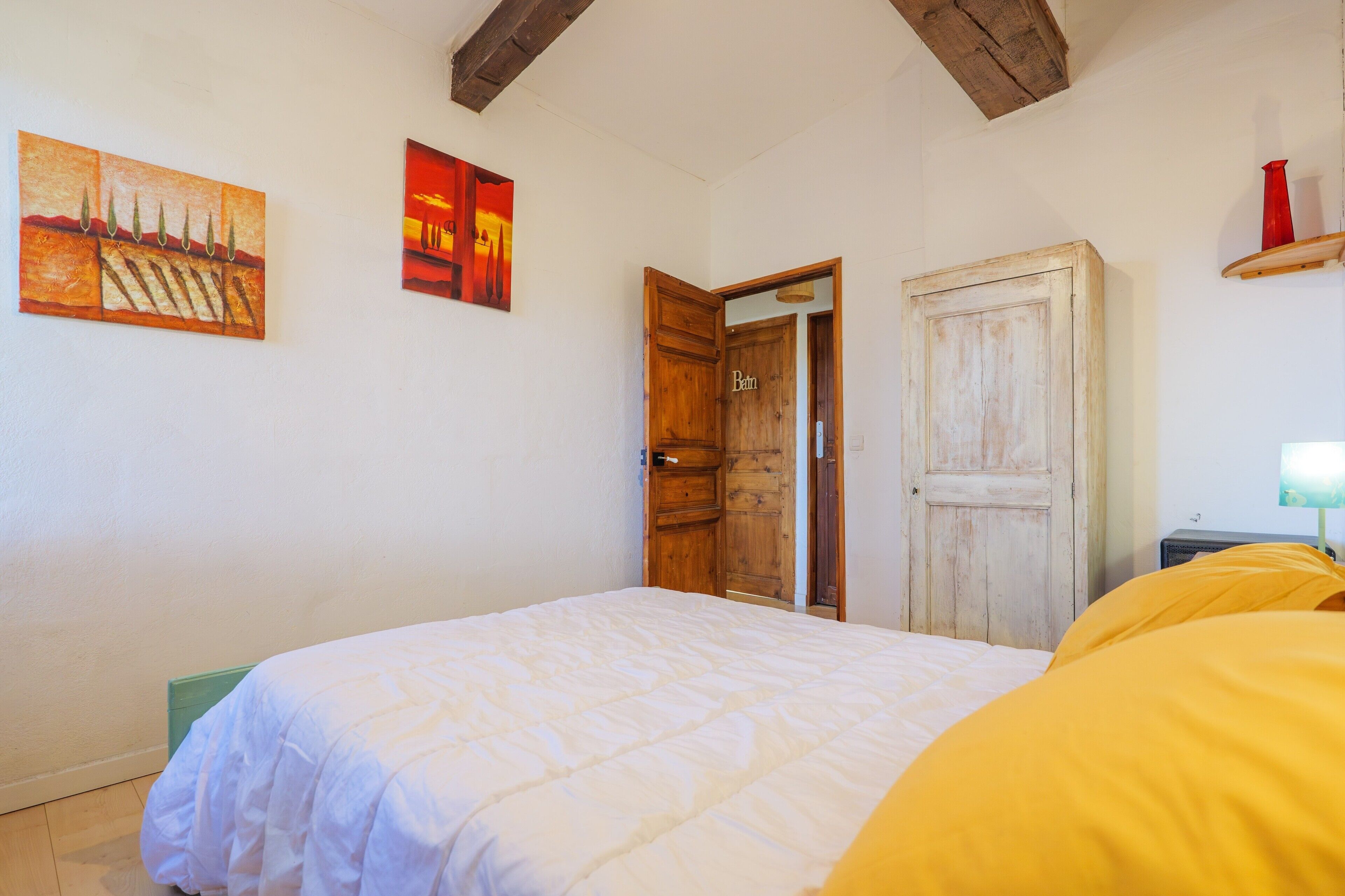 2 bedrooms, iron/ironing board, bed sheets