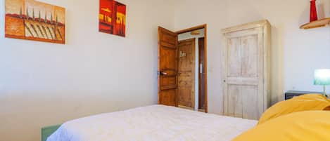 2 bedrooms, iron/ironing board, bed sheets