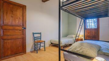 2 chambres, fer et planche Ă repasser, draps fournis