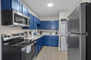 Fridge, microwave, oven, stovetop - The Luxe Pearl Residences 872-5 (Columbus)