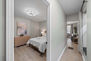 1 slaapkamer, een bureau, een strijkplank/strijkijzer, wifi