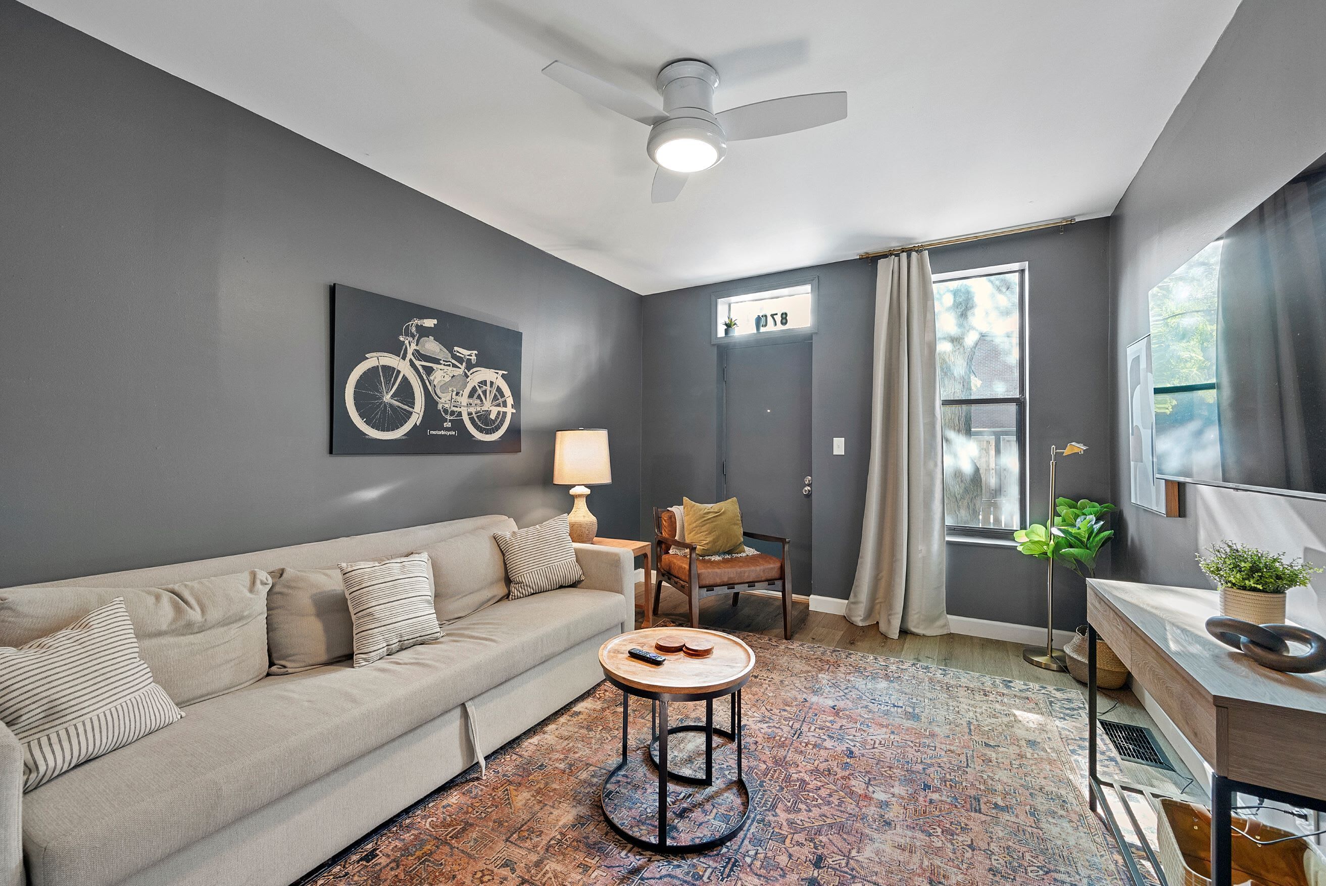 Televisión y oficina 