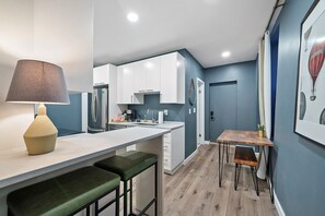 Fridge, microwave, oven, stovetop - The Luxe Pearl Residences - 8ppl (Columbus)