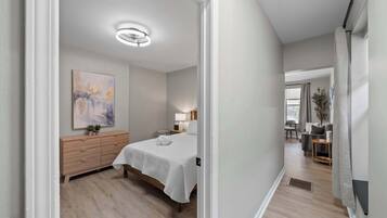 4 habitaciones, escritorio, tabla de planchar con plancha y wifi