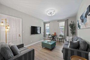TV, offices - The Luxe Pearl Residences - 8ppl (Columbus)