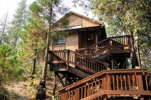 Exterior - Treehouse Retreat | Sleeps 10 | Big Deck (Shaver Lake)