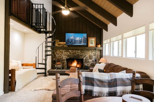 Treehouse Retreat | Sleeps 10 | Big Deck