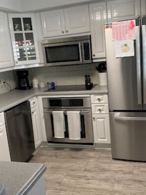 Micro-ondes, four, plaque de cuisson, lave-vaisselle