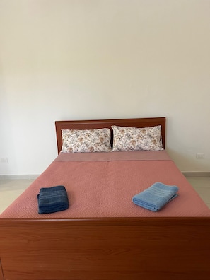 1 غرفة نوم وخدمة الإنترنت وملاءات أسرّة