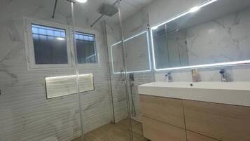 Een douche, een bubbelbad, een haardroger, een bidet