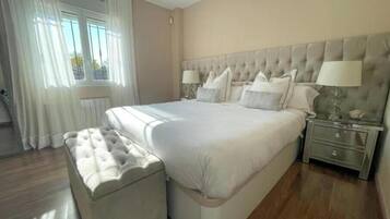 3 bedrooms, iron/ironing board, WiFi, bed sheets