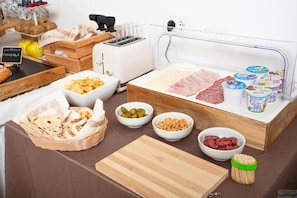 Colazione a buffet, servita tutte le mattine (10 EUR a persona)