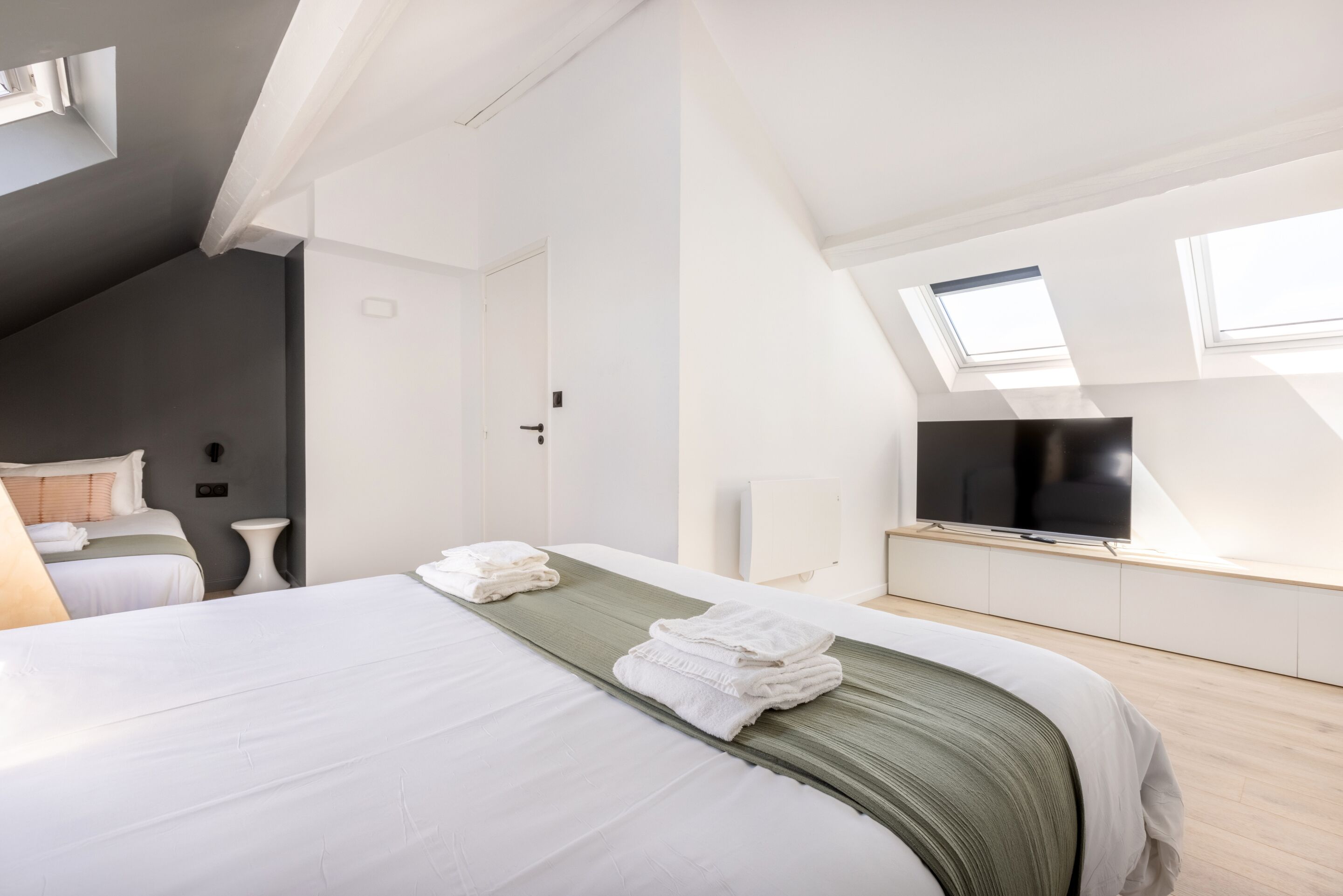 Perhehuoneisto, kylpyhuone makuuhuoneen yhteydessä, kaupunkinäköala (Le Flandres) | Silitysrauta/-lauta, ilmainen Wi-Fi