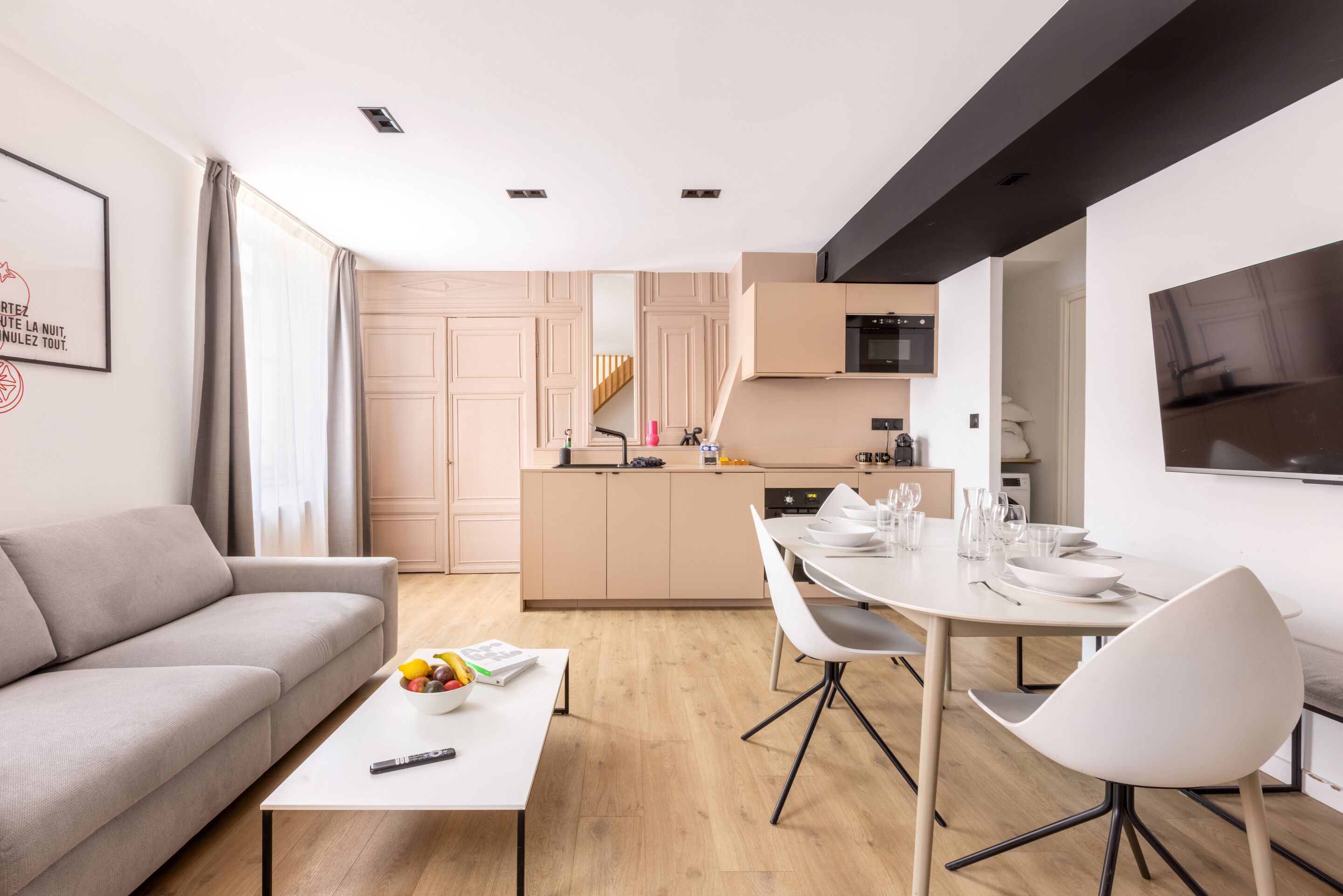 Un appartement moderne comprenant un salon, un coin repas et une cuisine.