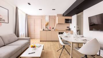 Un appartement moderne comprenant un salon, un coin repas et une cuisine.